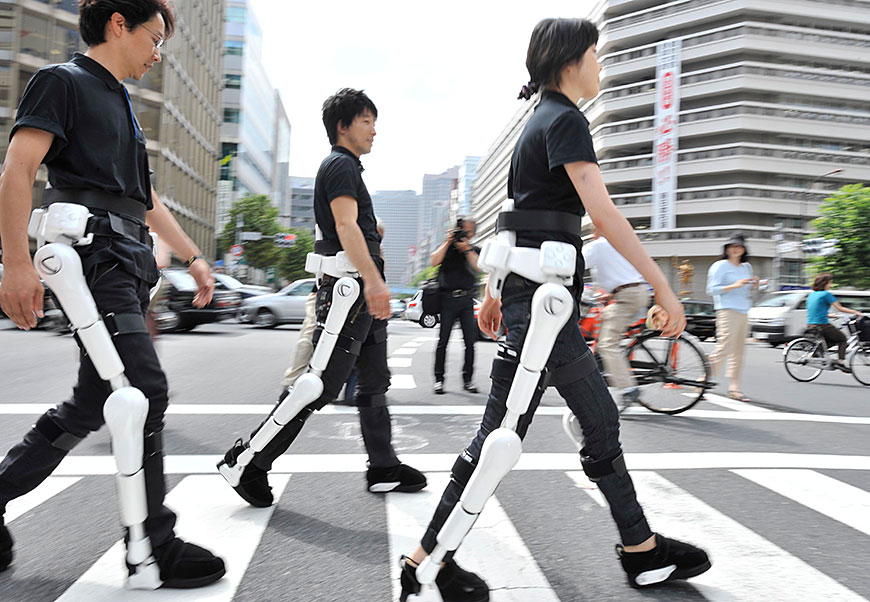 Люди в робокостюмах прогулялись по Токио