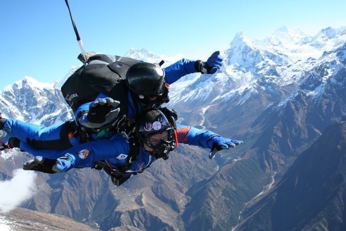 Парашютист — инвалид, совершил прыжок на вершину Эвереста