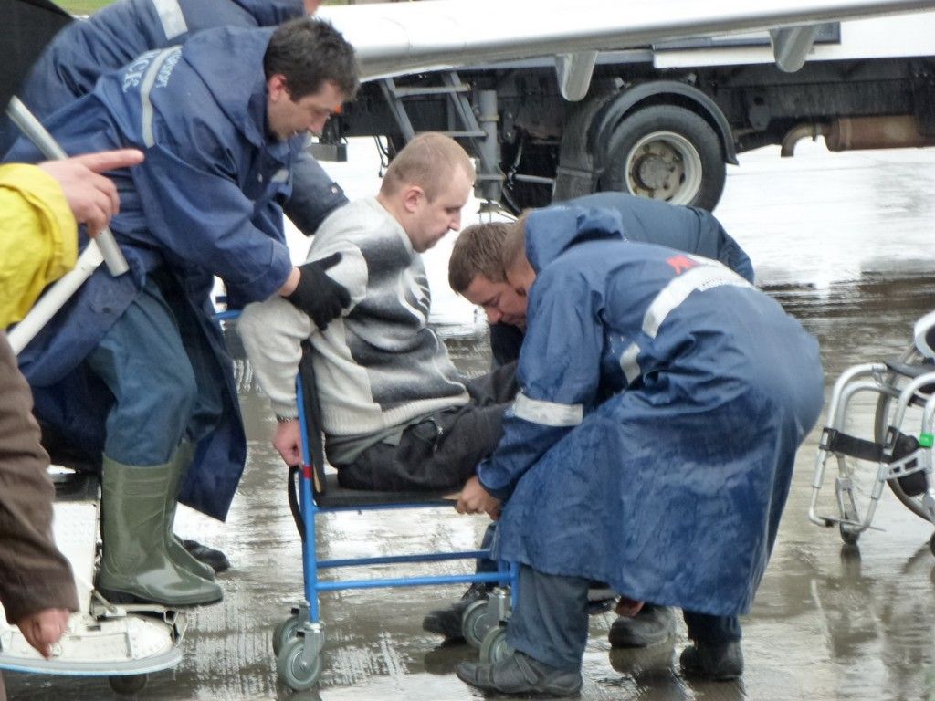 Колясочник требует от аэропорта "Минск" компенсации морального вреда и отказа от использования небезопасной коляски
