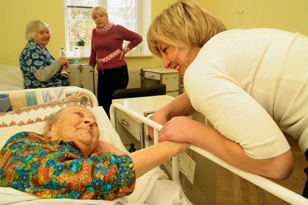 6 соцуслуг для пенсионеров и инвалидов, которыми можно воспользоваться сейчас