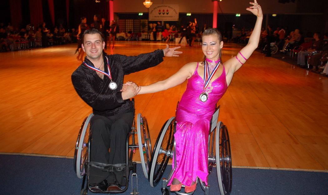 Школа танцев «Дар» продолжает набор для обучения танцам на инвалидных колясках
