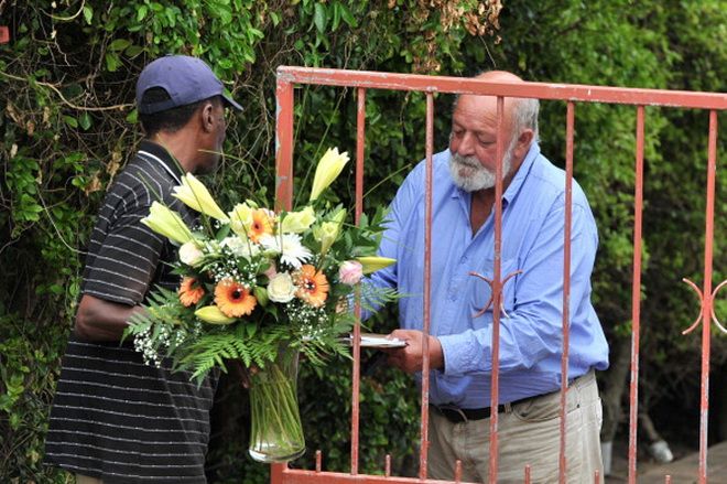 Отец Ревы Стинкамп принимает цветы после ее похорон