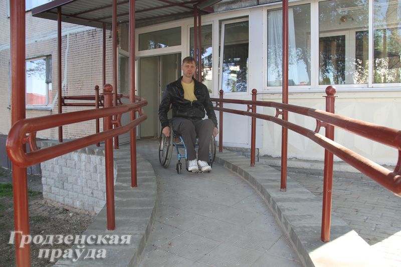 Инвалид-колясочник из Гродно 5 лет просил у города пандус