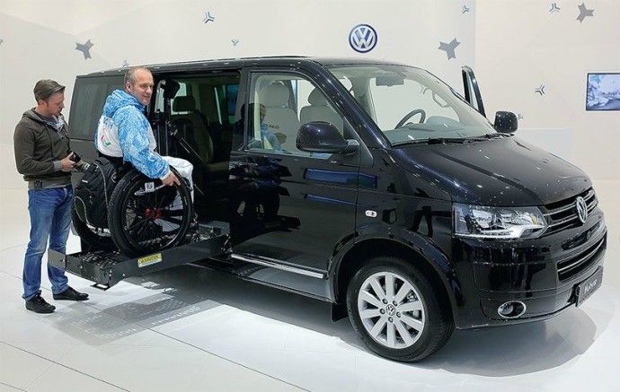 “Volkswagen Multivan” Установка платформы у боковой двери позволяет  сохранить  пару кресел в салоне, но требует тщательного  выбора места  парковки  с достаточным запасом свободного места  по правому борту. 