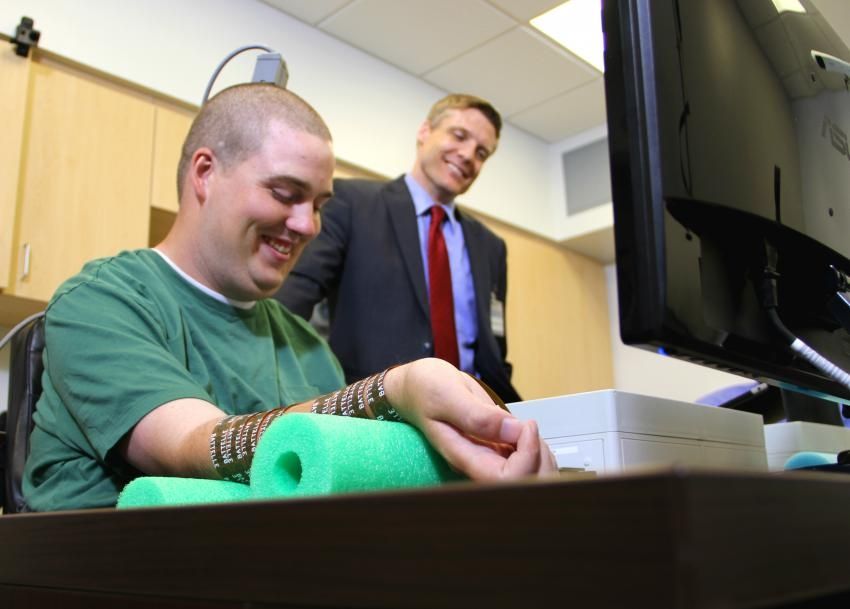 Технология учёных помогла парализованному человеку управлять своей рукой