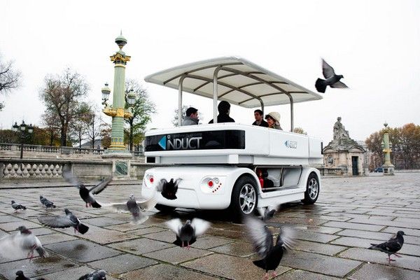 Беспилотный автобус Induct Navia на улицах Парижа