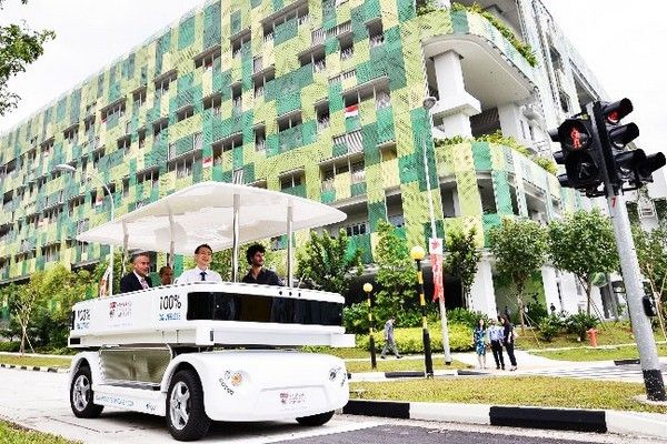 Беспилотный автобус Induct Navia на улицах Сингапура
