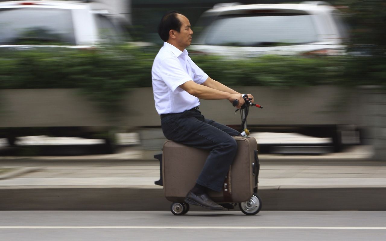 Новое китайское транспортное средство: скутер в чемодане