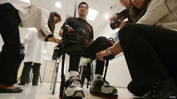  Мужчина, парализованный после несчастного случая на стройке, в экзоскелете производства Ekso Bionics 