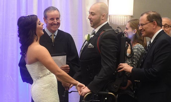 Экзоскелет помог парализованному американцу прийти на собственную свадьбу на собственных ногах