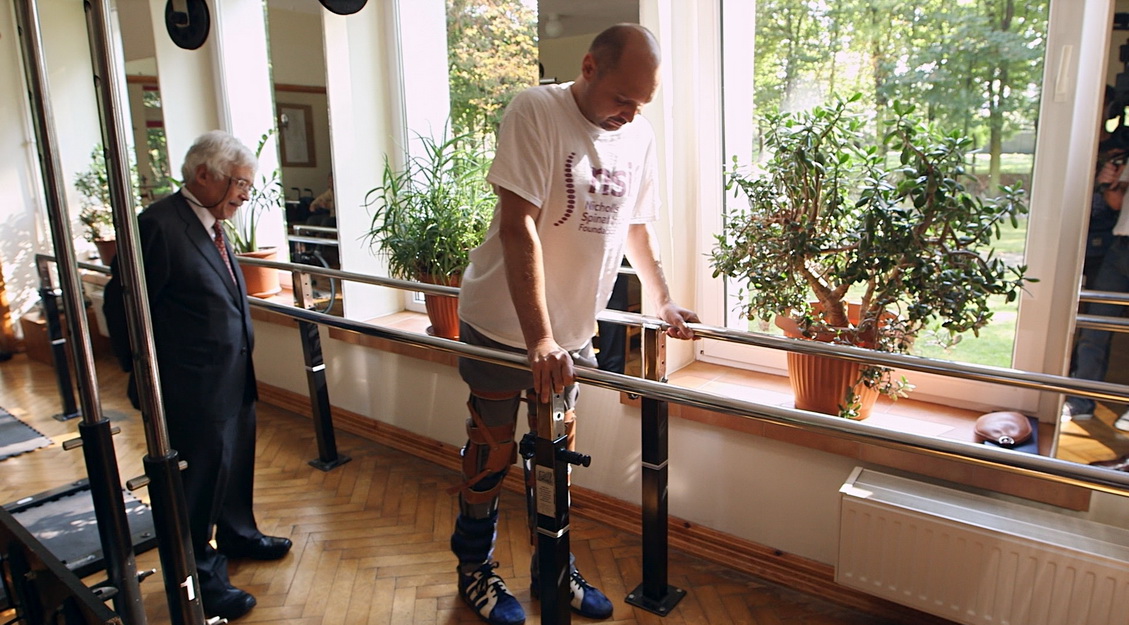 Дарек Фидыка из Польши, у которого два года была парализована нижняя часть тела, встал на ноги
