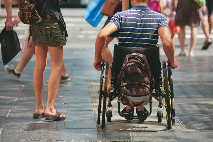 Инвалиды-колясочники — о жизни в российских городах