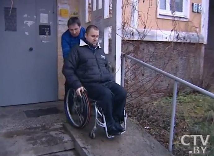 Почему в Беларуси такое дикое отношение к инвалидам? Мужчина обманом спилил в подъезде пандус, а устанавливать новый никто не собирается