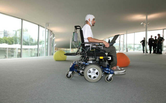 Инвалидная коляска, управляемая силой мысли
