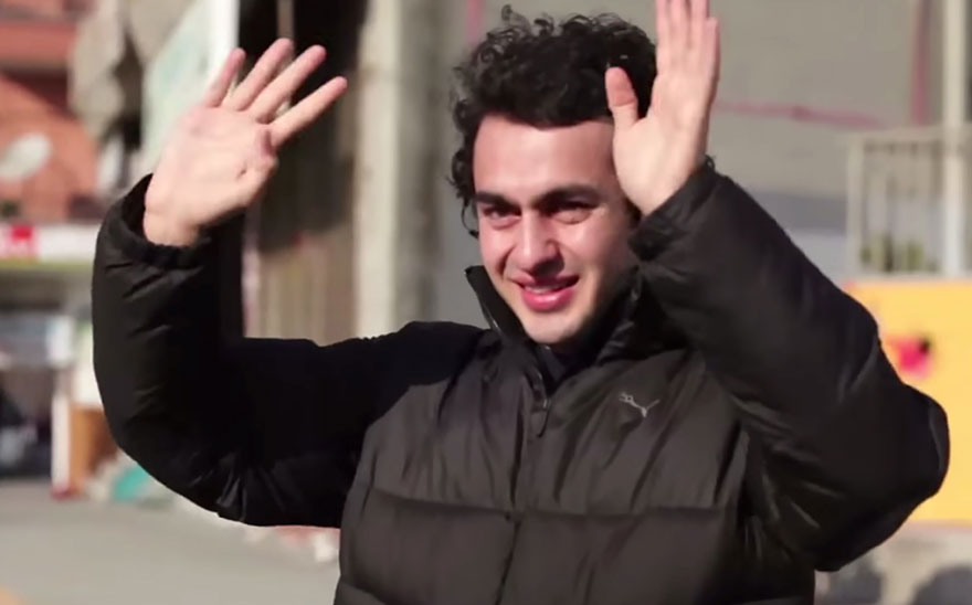 Чтобы удивить глухого парня, целый городок выучил язык жестов