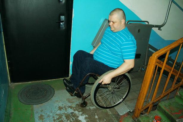 Люди в инвалидных колясках вынуждены приспосабливаться к жизни в советских многоэтажках, совершенно не приспособленных к их жизни.