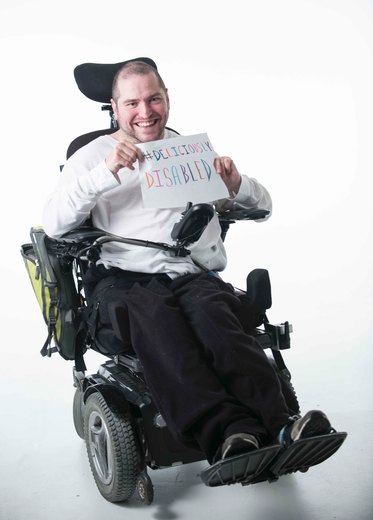     Эндрю Моррисона-Гюрза: Даже инвалидное кресло можно воспринимать как всего лишь секс-атрибут