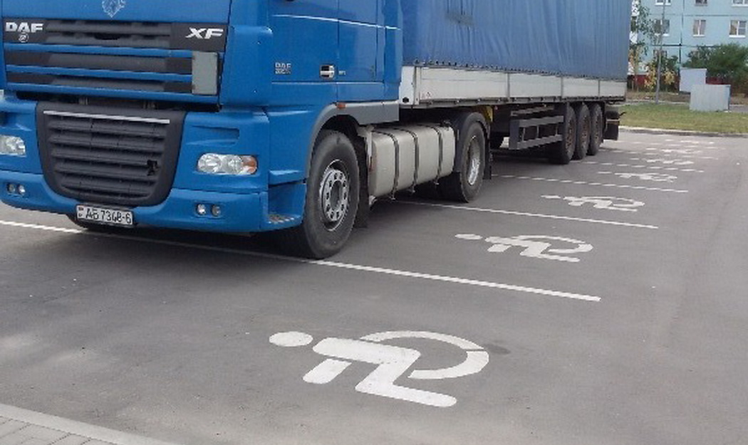 «Шестиместный инвалид»: в Могилеве водитель фуры побил рекорд бессмысленной парковки