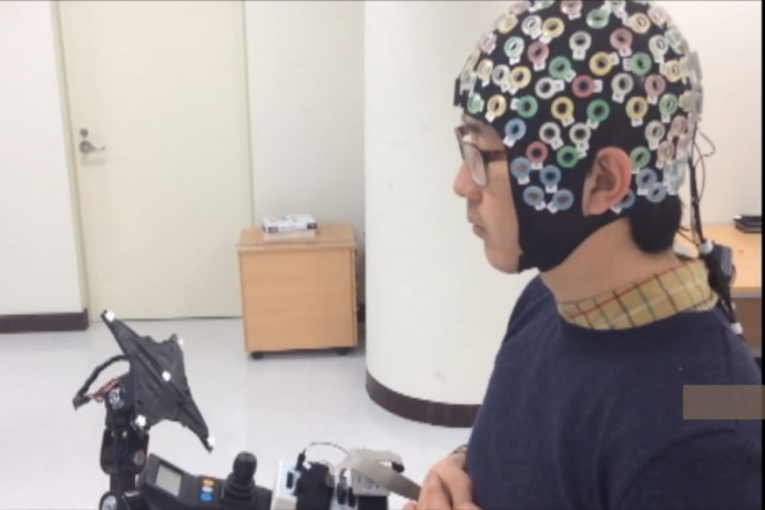 Сигналы мозга передаются сенсорам на специальной "шапке". Фото: No-Sang Kwak / youtube.com