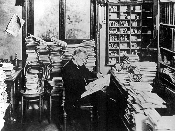 Пауль Эрлих в своем рабочем кабинете. Фото: Waldemar Titzenthaler / Wikipedia