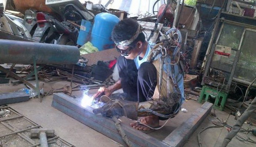 Житель Бали работает сварщиком с «бионической рукой»