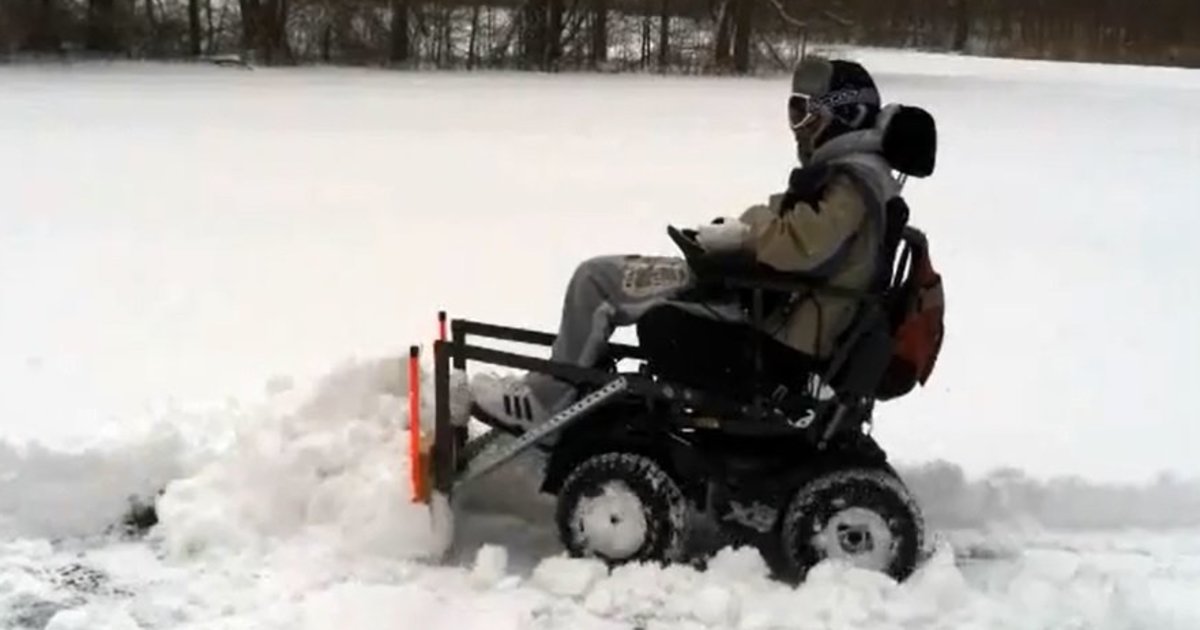 Американец превратил свою электроколяску в снегоуборщик