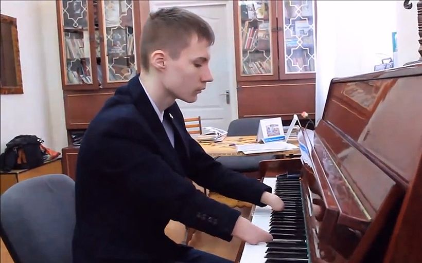 Сила музыки: инвалидность не помешала российскому мальчику стать виртуозным пианистом
