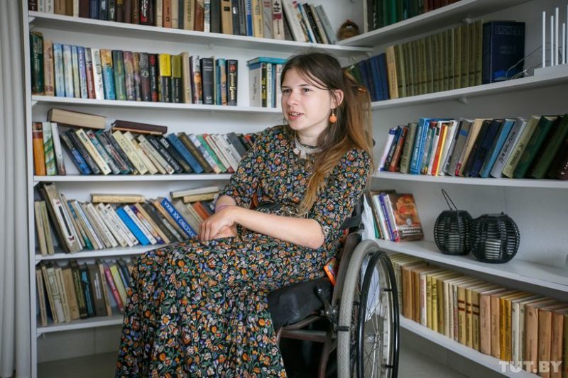  Асе Федоровой — 23 года. Живет она в Бобруйске. Рассказывает: «Я довольно активный человек, поэтому придумать что-то такое, что для меня вот прямо недоступно из-за моей инвалидности, было сложно»