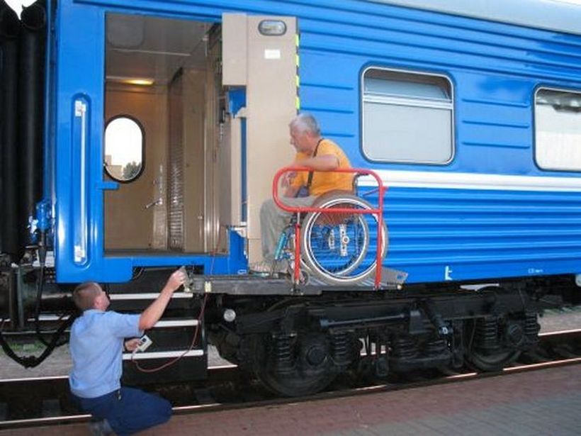 БЖД начала принимать онлайн-заявки на включение в состав поездов вагонов для инвалидов-колясочников
