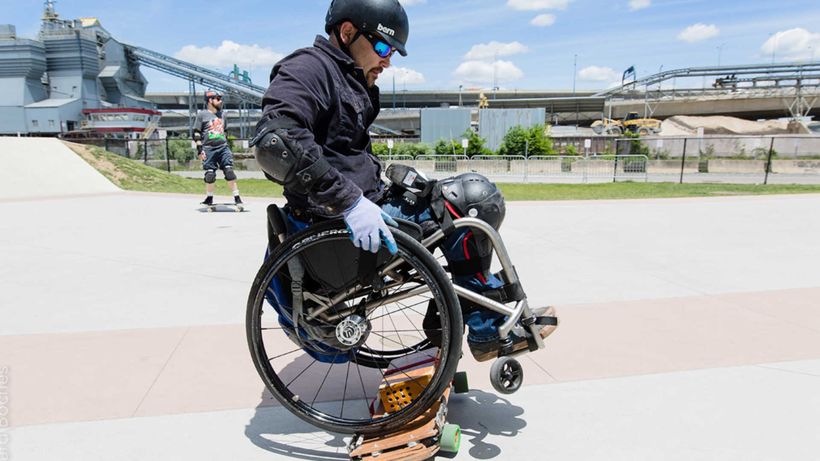 Американец стал единственным инвалидом-колясочником, освоившим скейтборд