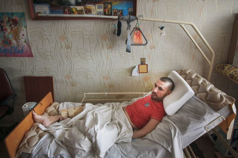 Каждый день Дениса проходит в этой кровати.Фото: Ольга Шукайло., Имена.