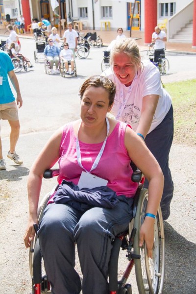 Татьяна Свешникова и Ольга Германенко учатся преодолевать барьеры на инвалидном кресле. Фото Ariel Palmer