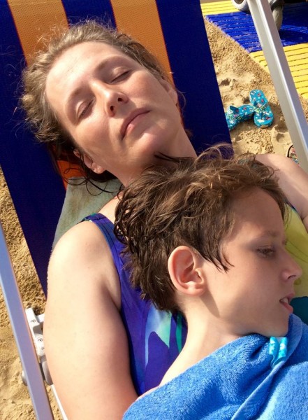 Татьяна и Дима отдыхают на пляже. Фото Надежда Елизарова