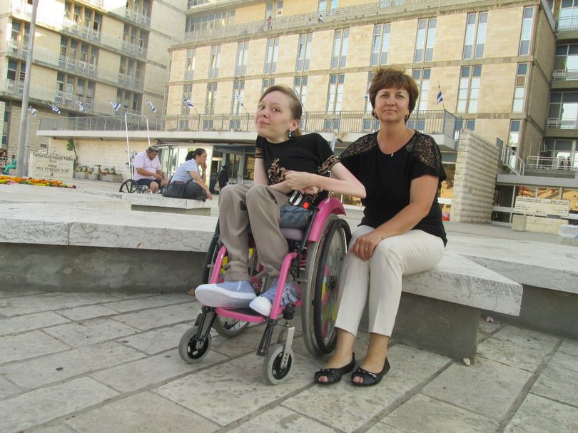 Настя с мамой возле иерусалимской клиники Шаарей Цедек. Деньги на поездку в Израиль Насте собрали небезразличные люди в интернете Фото: из личного архива