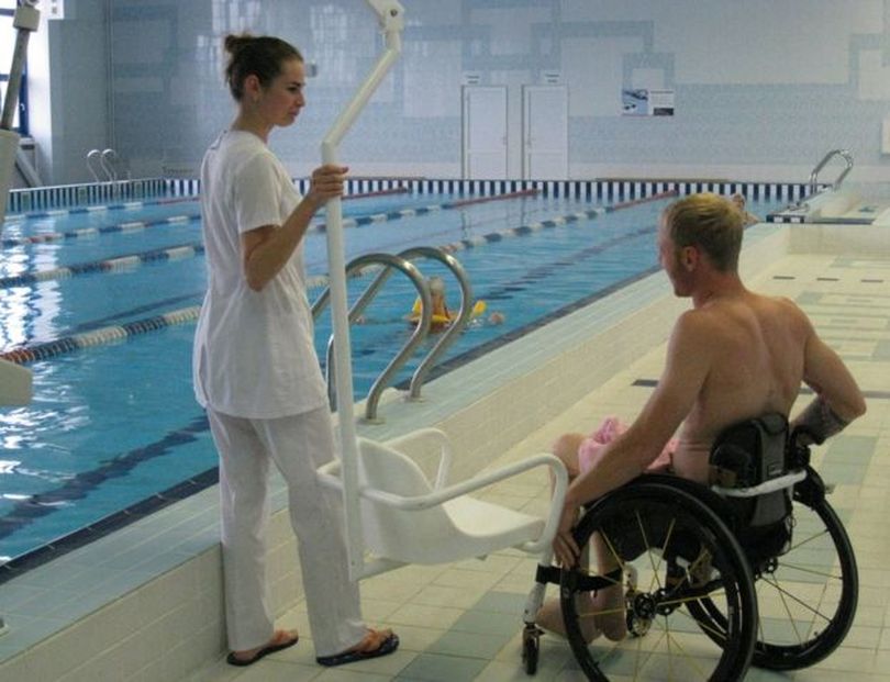  Городские власти установили в бассейне специальный подъемник для пловцов-инвалидов 