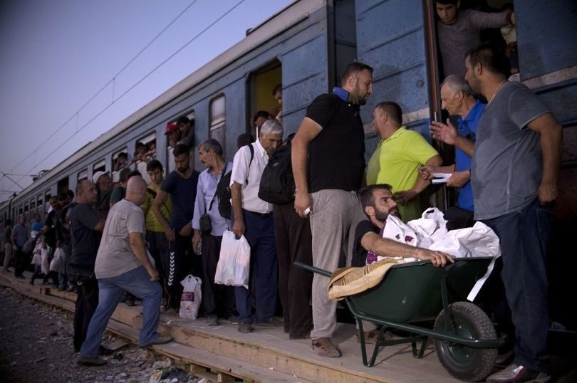 Мигранты садятся на поезд в Сербию, фото: Reuters