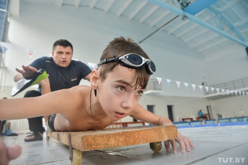 «Люди меня сами находят». Как инструктор по плаванию из Бобруйска помогает инвалидам стать на ноги