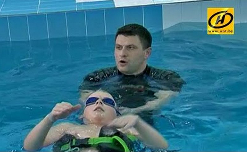 Диагнозу вопреки. Инструктор по плаванию из Бобруйска помогает детям с тяжёлыми заболеваниями