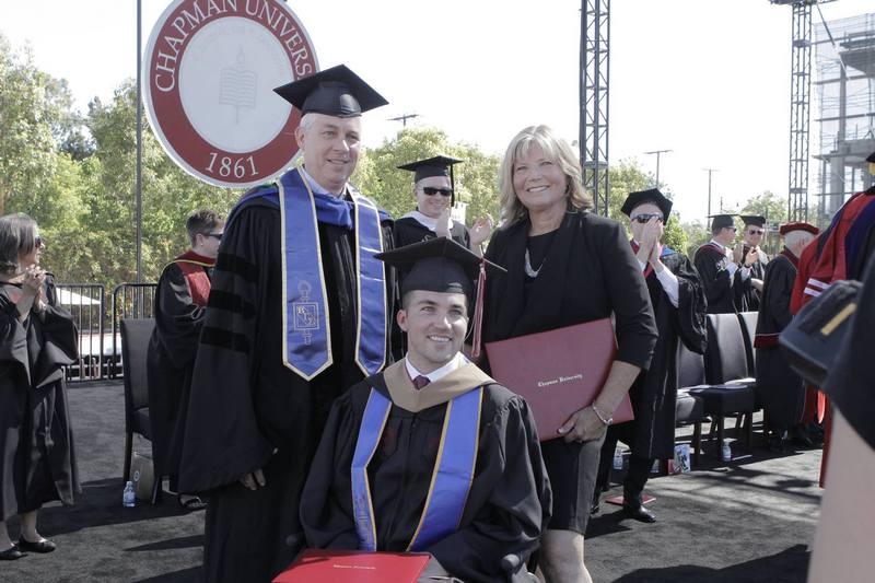 Мать парализованного сына получила диплом МВА, помогая ему окончить магистратуру