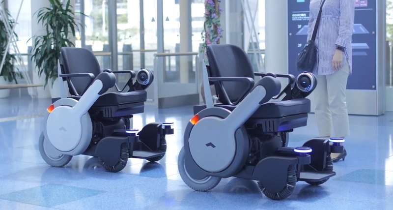 Cамоуправляемые инвалидные коляски в японском аэропорту