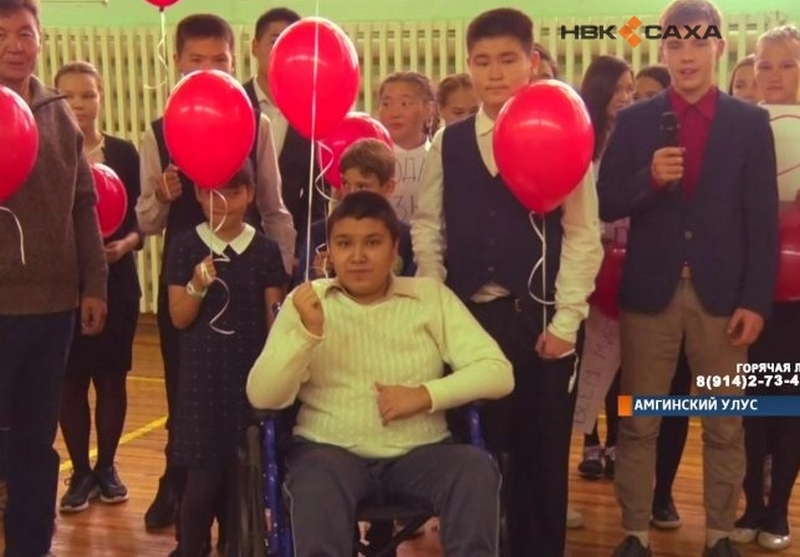 Школьники устроили флешмоб в поддержку одноклассника, страдающего дистрофией Дюшенна