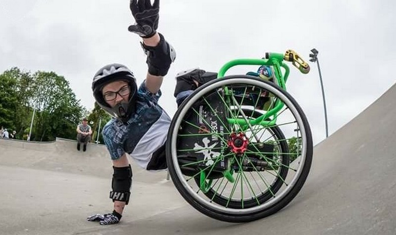 13-летняя британка сделала бэкфлип в инвалидной коляске
