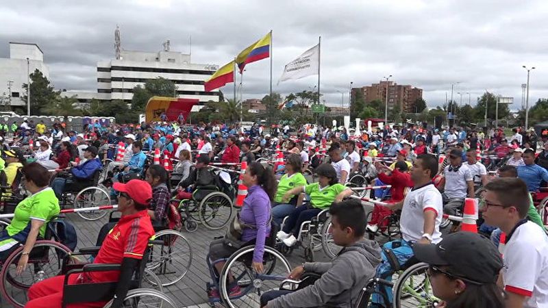 Рекордный замах: около 650 человек в колясках занимались физкультурой