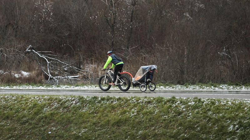 Без автобуса. Минчанин зимой на велосипеде возит дочку с ДЦП на учебу и проезжает по 20 км в день