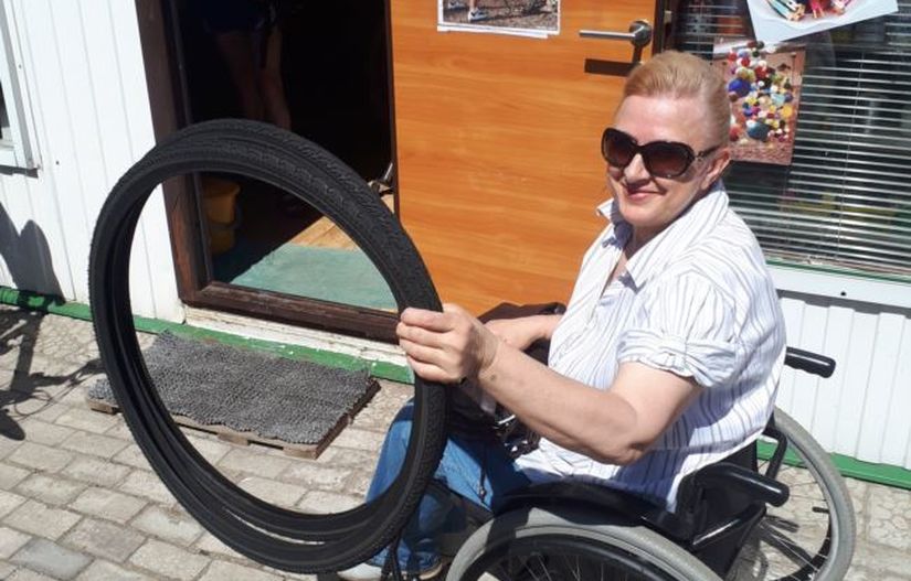 Владелец веломагазина в Речице дарит и бесплатно меняет покрышки на инвалидных колясках