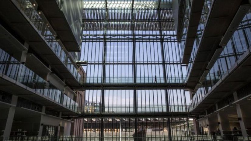 Институт Фрэнсиса Крика - самое крупное биомедицинское исследовательское учреждение в Европе - здесь под одной крышей работает около 1250 ученых и 250 других сотрудников 
