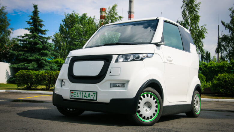 Команда «Ё-мобиля» презентовала белорусский электромобиль для инвалидов-колясочников