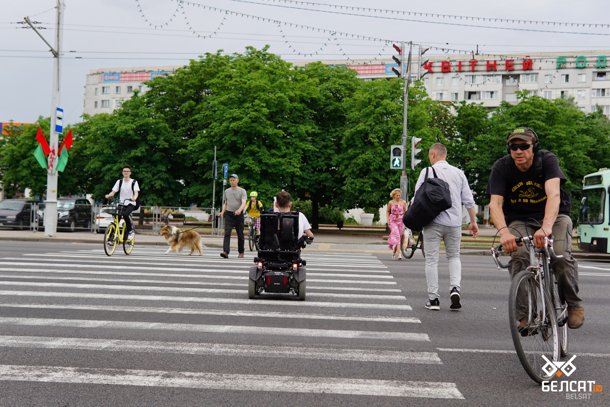 Максим Семашко переезжает на инвалидной коляске дорогу по пешеходному переходу. Минск, Беларусь. 24 июня 2021 года. Фото: АК / Белсат