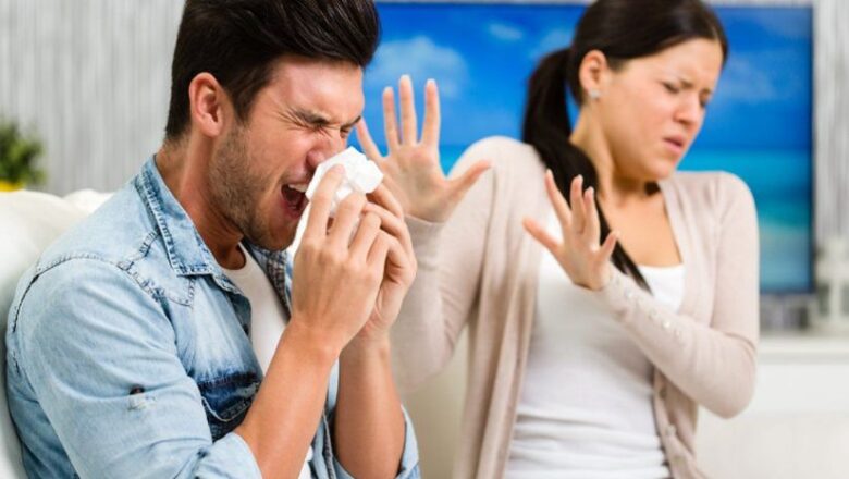 Привитых от коронавируса призвали обращать внимание на кашель и чихание