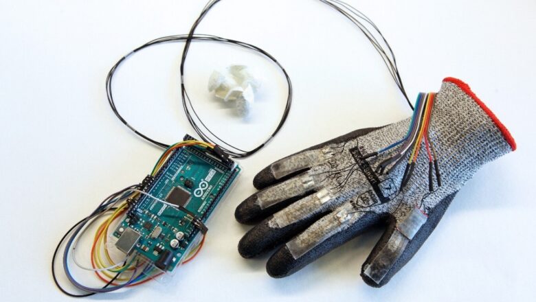 CareGum: Новая бионическая перчатка считывает информацию от своего владельца на языке жестов
